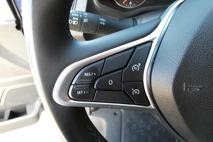 Blå Renault Trafic fra 2022