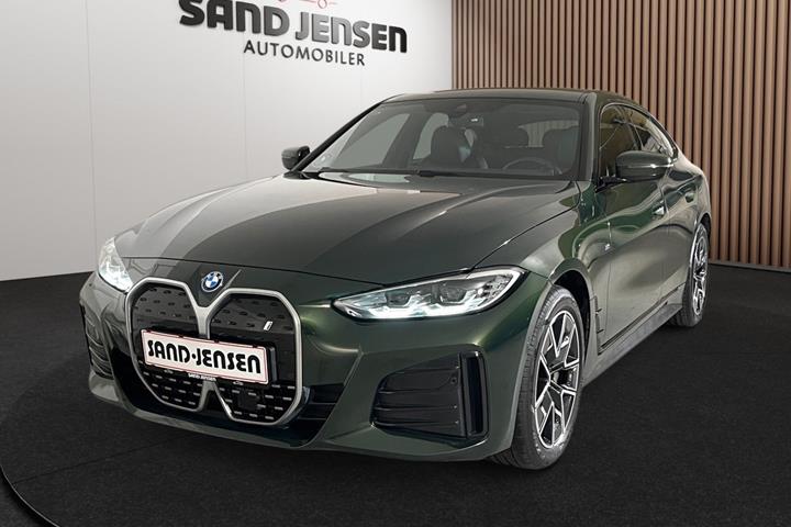 Grøn BMW i4 fra 2024 set udefra