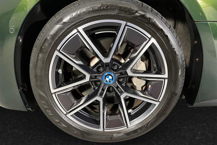 Grøn BMW i4 fra 2024