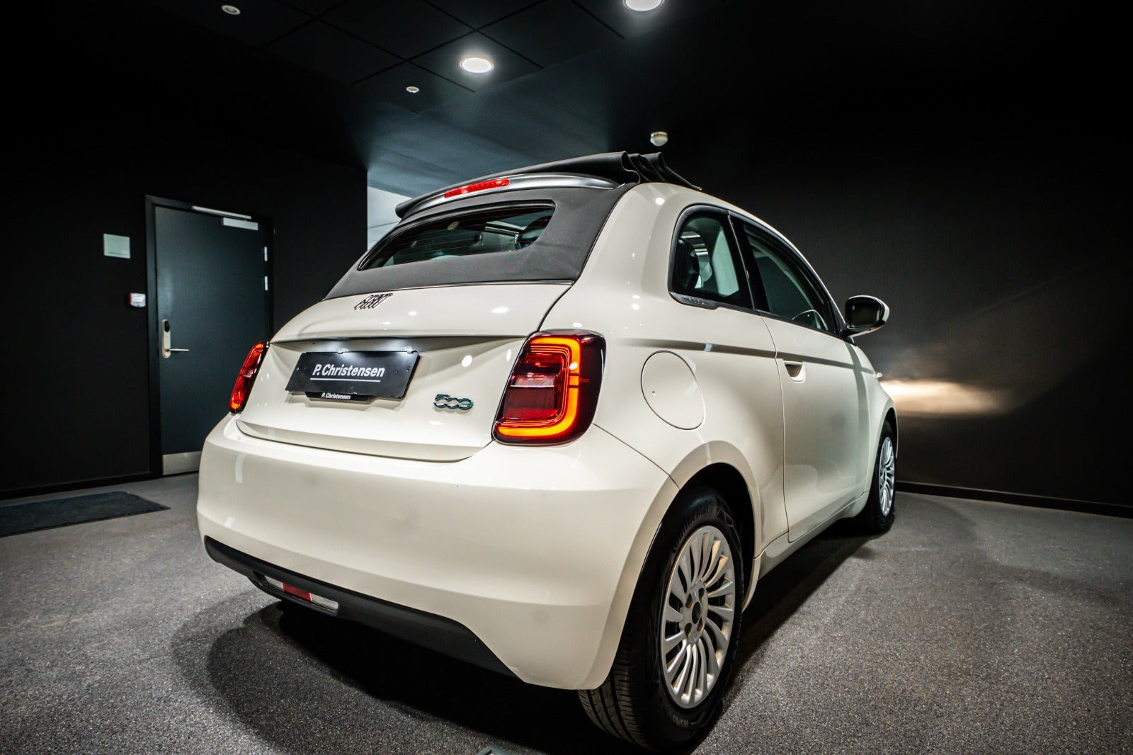 Hvid Fiat 500e fra 2023