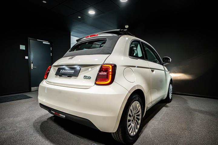 Hvid Fiat 500e fra 2023