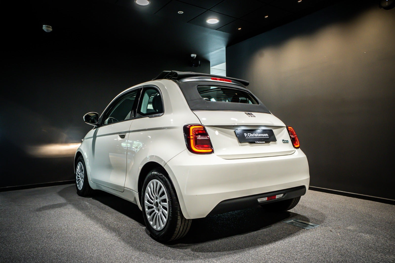 Hvid Fiat 500e fra 2023