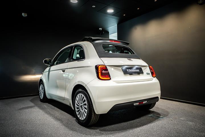 Hvid Fiat 500e fra 2023