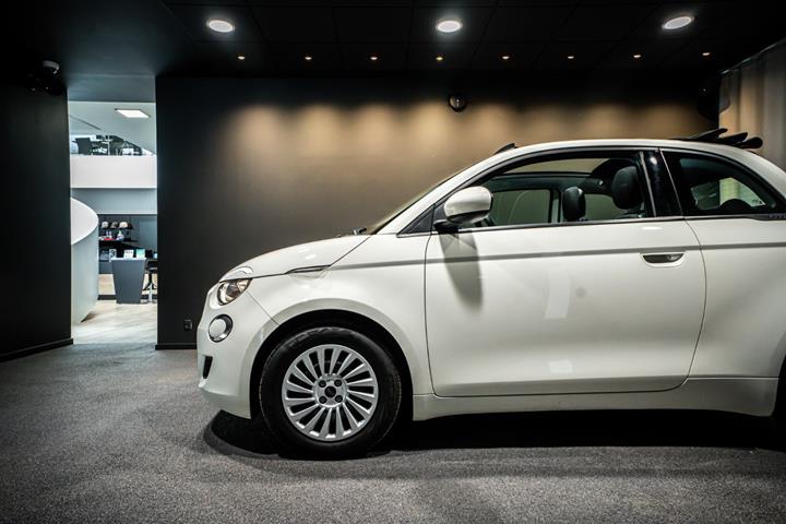 Hvid Fiat 500e fra 2023