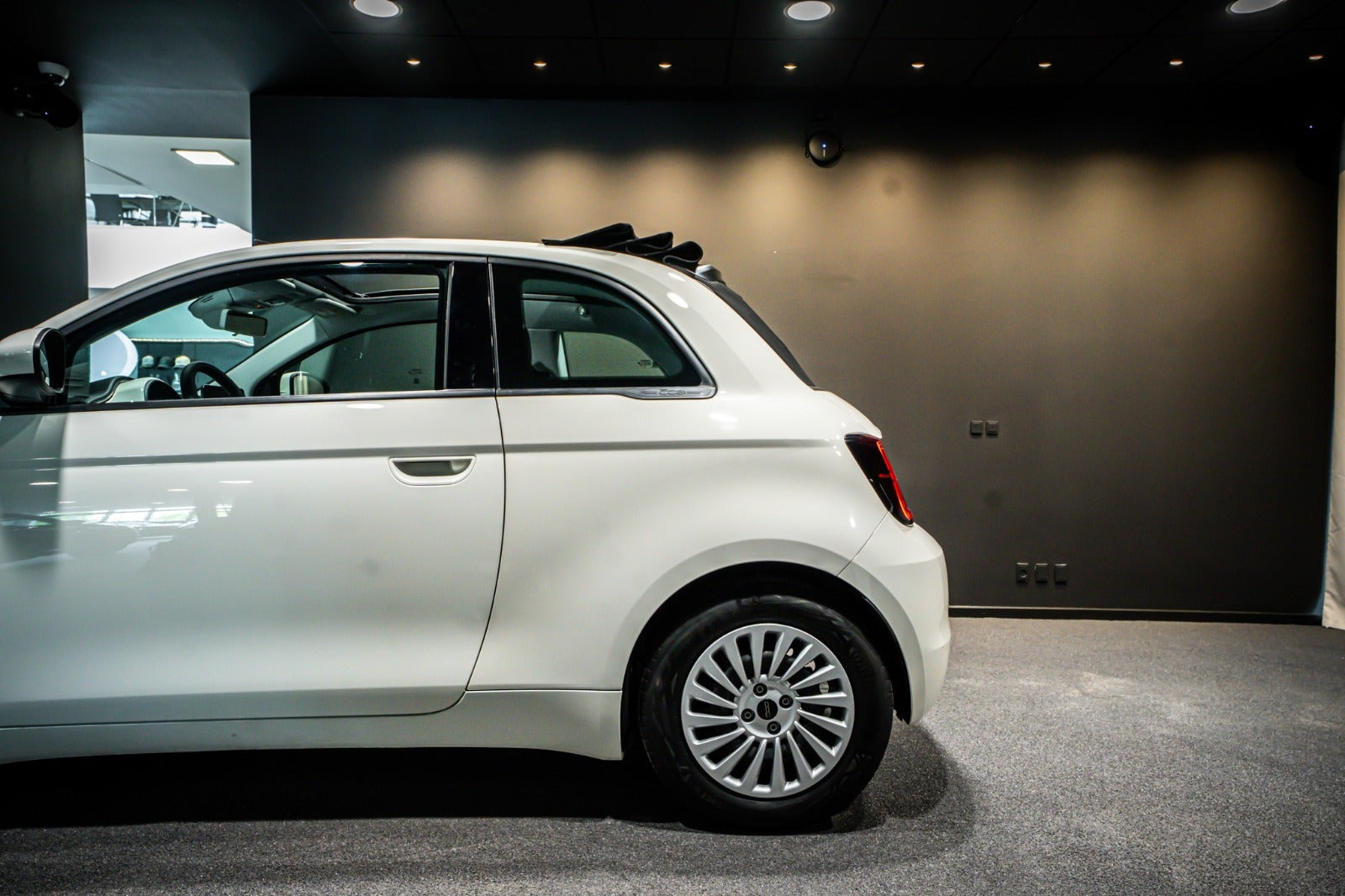 Hvid Fiat 500e fra 2023