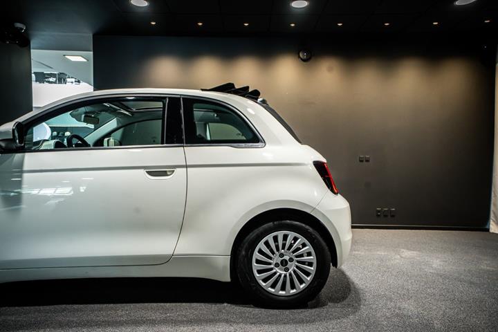 Hvid Fiat 500e fra 2023