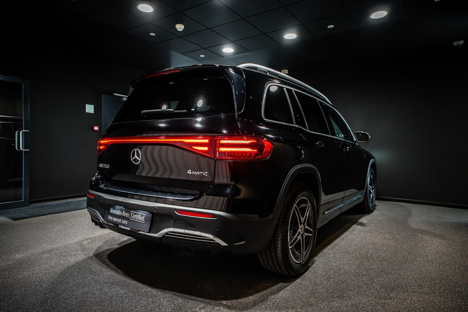 Sort Mercedes EQB350 fra 2025