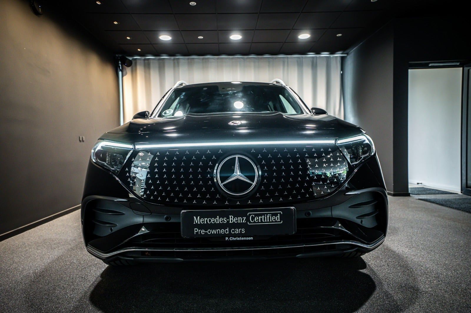 Sort Mercedes EQB350 fra 2025