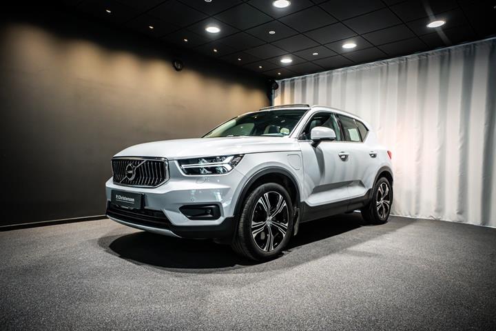 Hvid Volvo XC40 fra 2020 set udefra