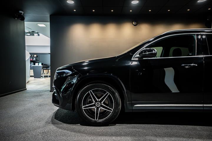 Sort Mercedes EQA350 fra 2024