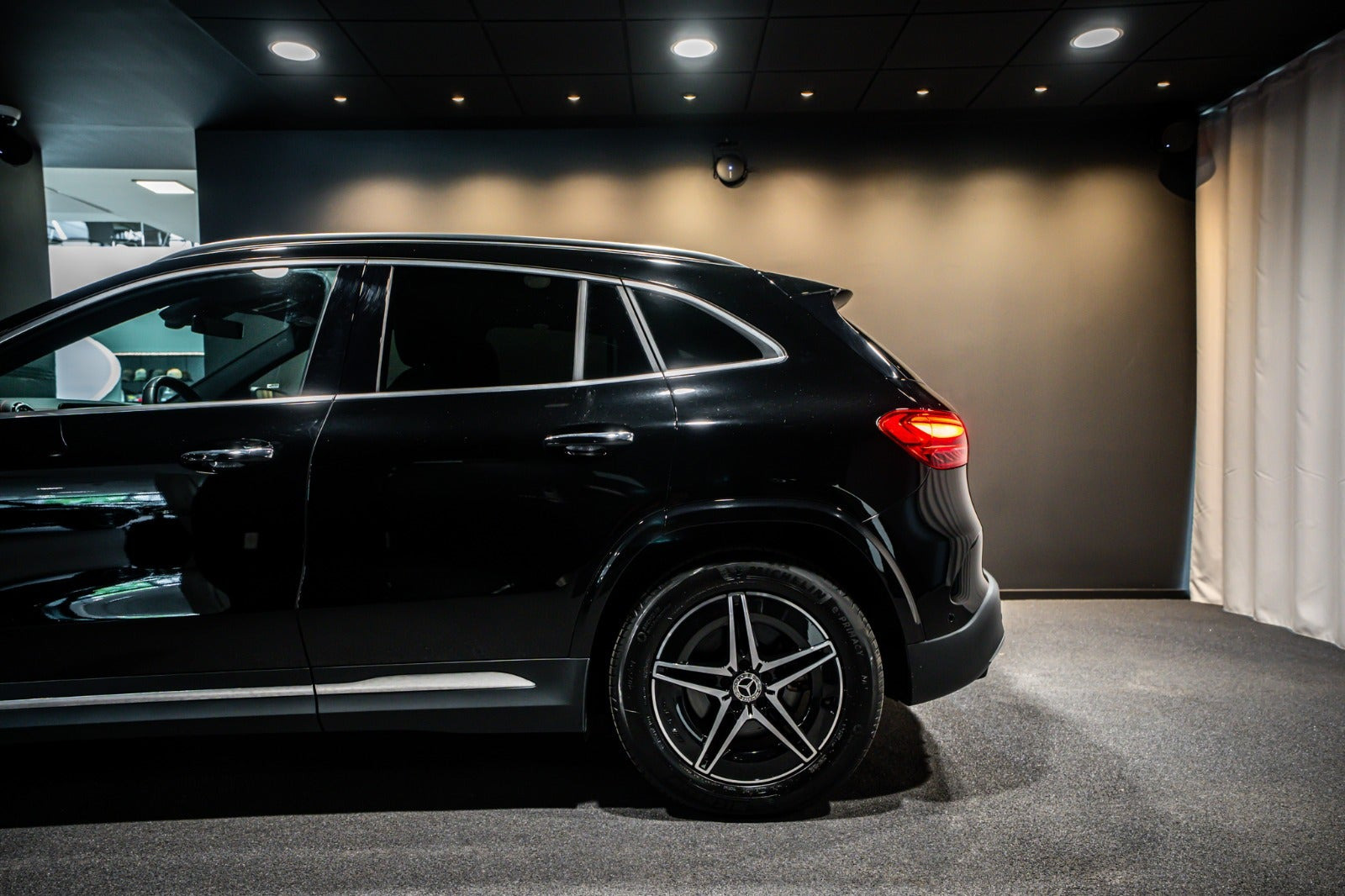 Sort Mercedes EQA350 fra 2024