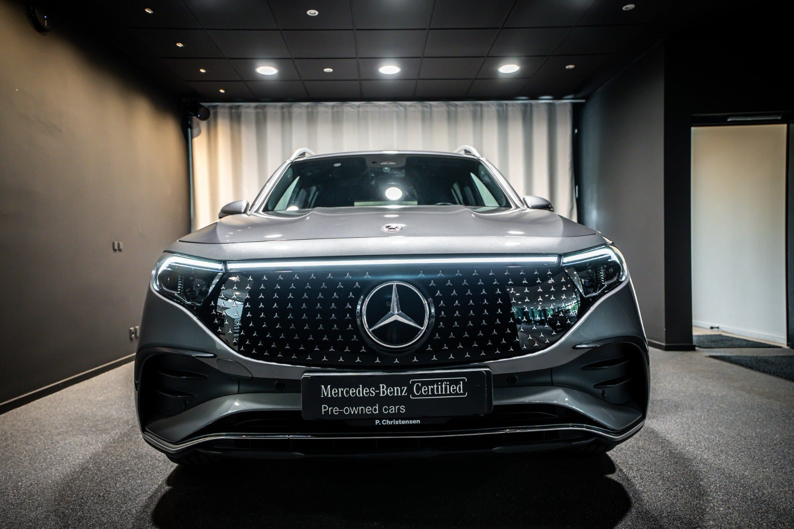 Grå Mercedes EQB250+ fra 2025