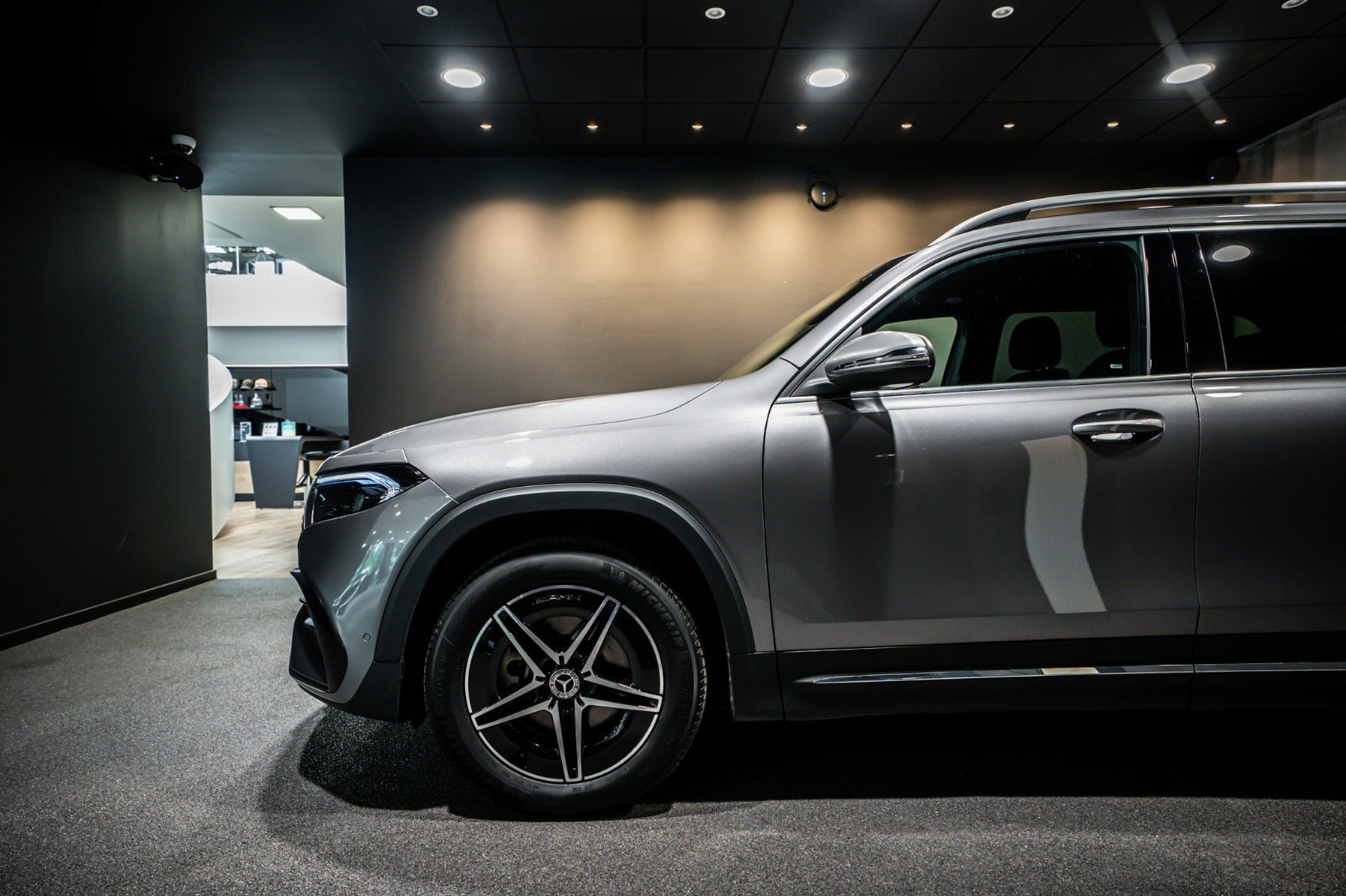 Grå Mercedes EQB250+ fra 2025