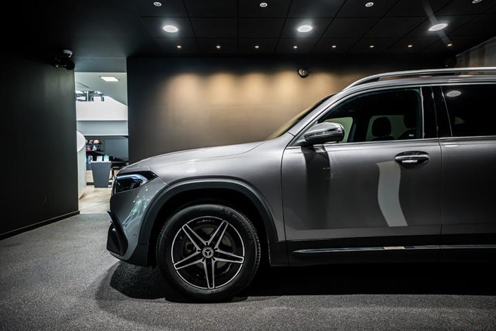 Grå Mercedes EQB250+ fra 2025