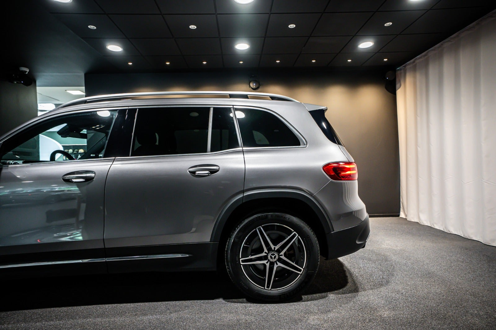 Grå Mercedes EQB250+ fra 2025
