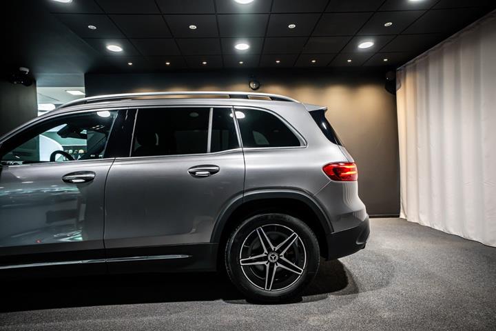 Grå Mercedes EQB250+ fra 2025