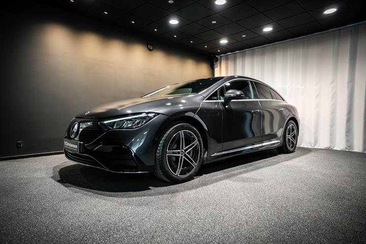 Grå Mercedes EQE350+ fra 2025 set udefra