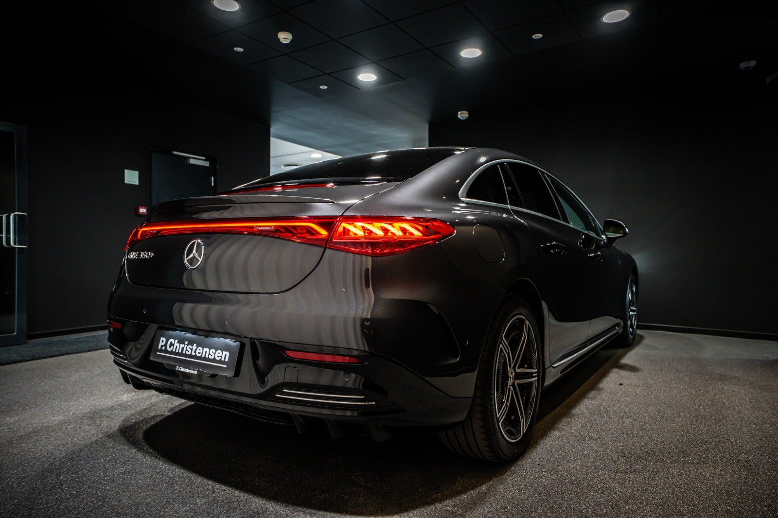 Grå Mercedes EQE350+ fra 2025