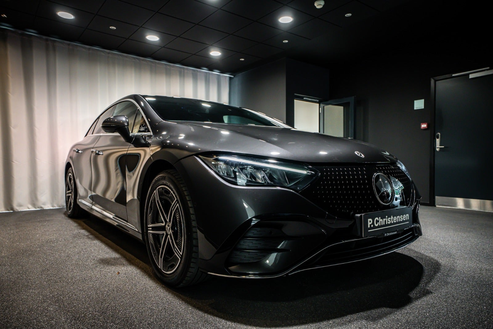 Grå Mercedes EQE350+ fra 2025