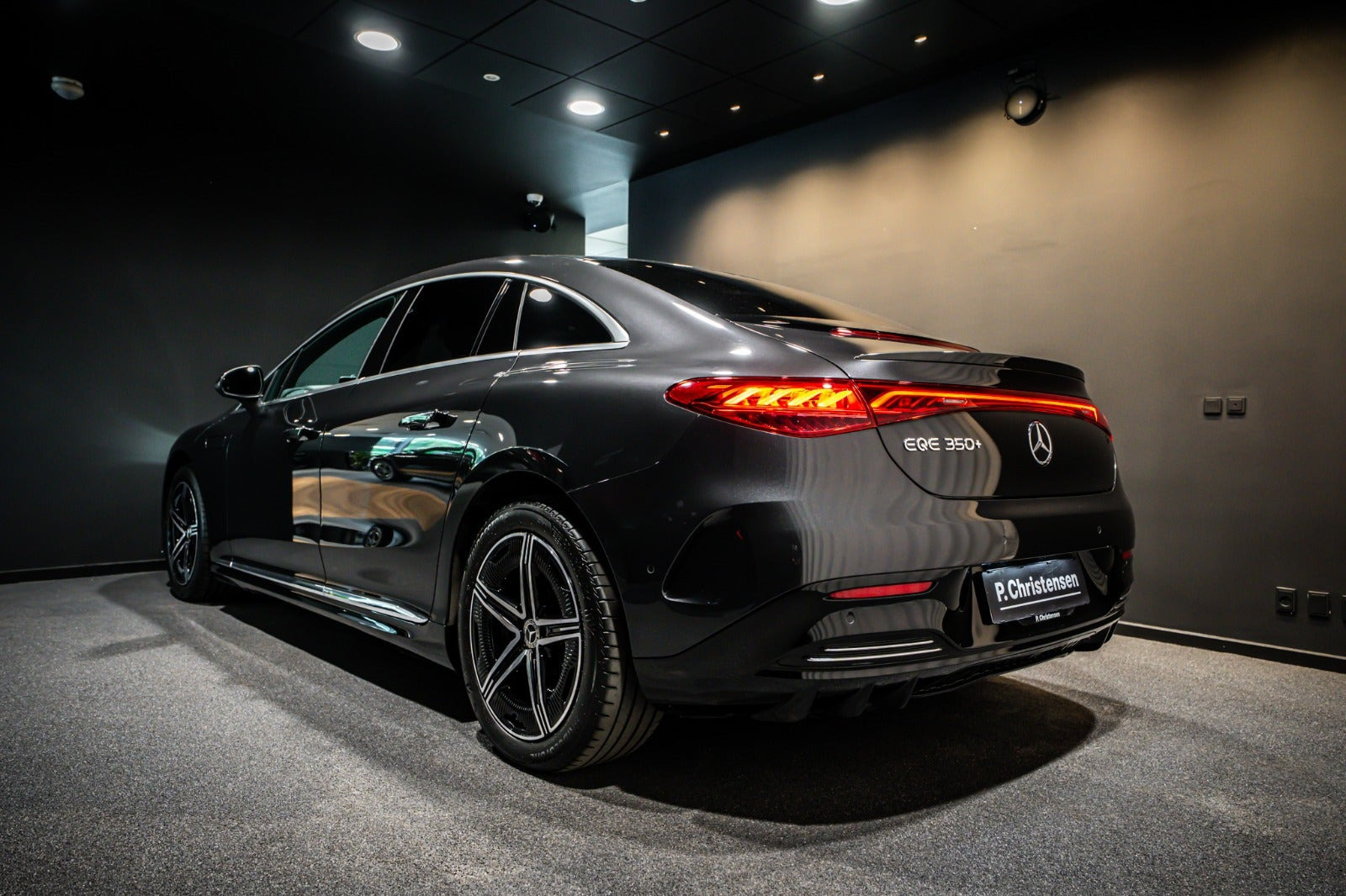Grå Mercedes EQE350+ fra 2025