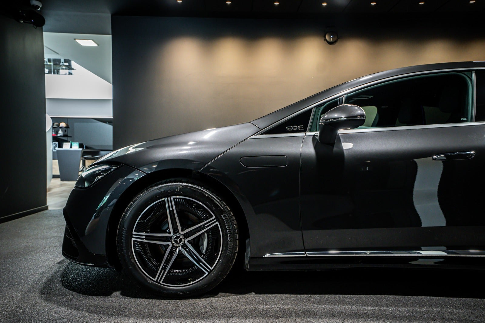 Grå Mercedes EQE350+ fra 2025