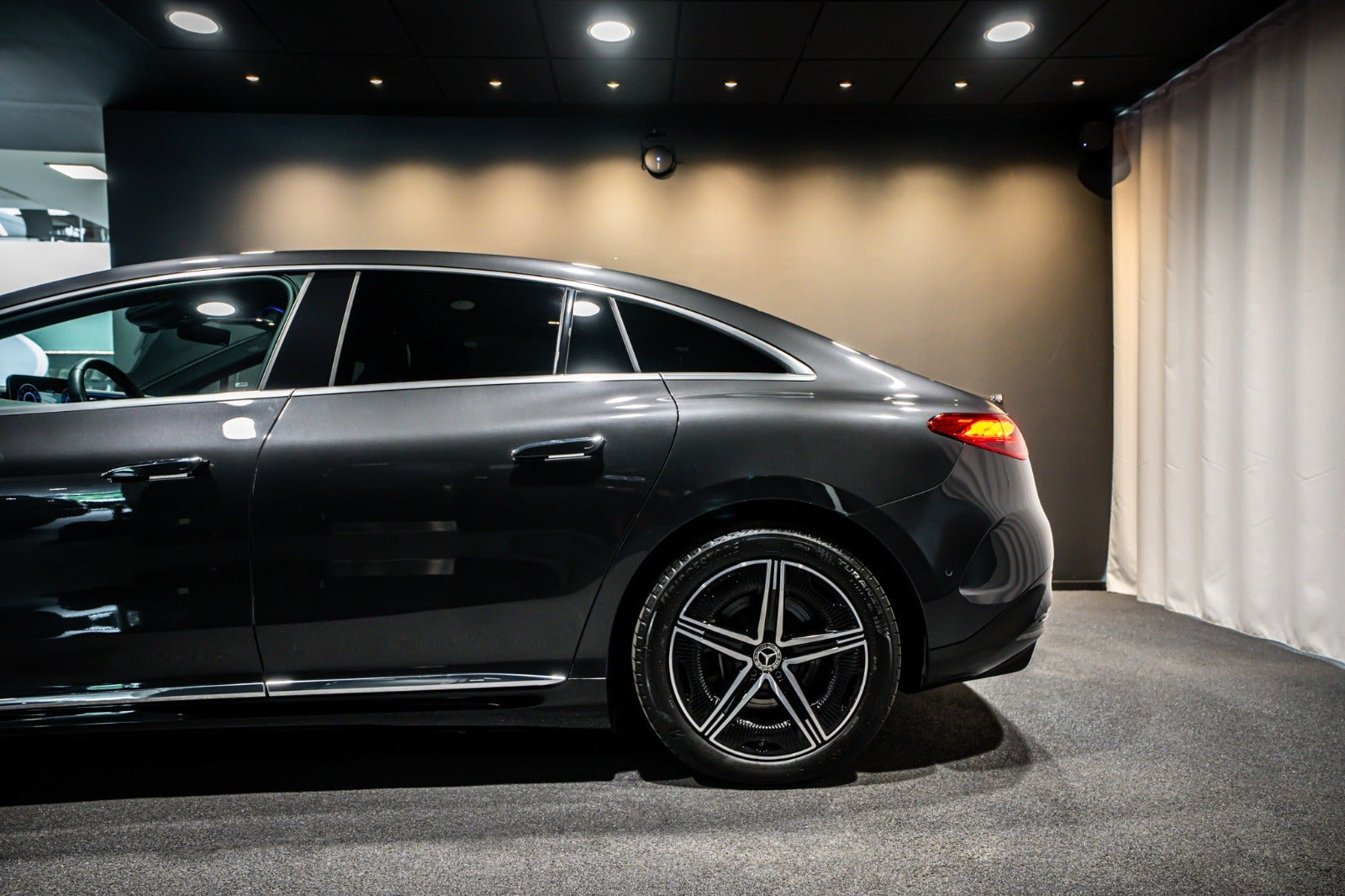 Grå Mercedes EQE350+ fra 2025