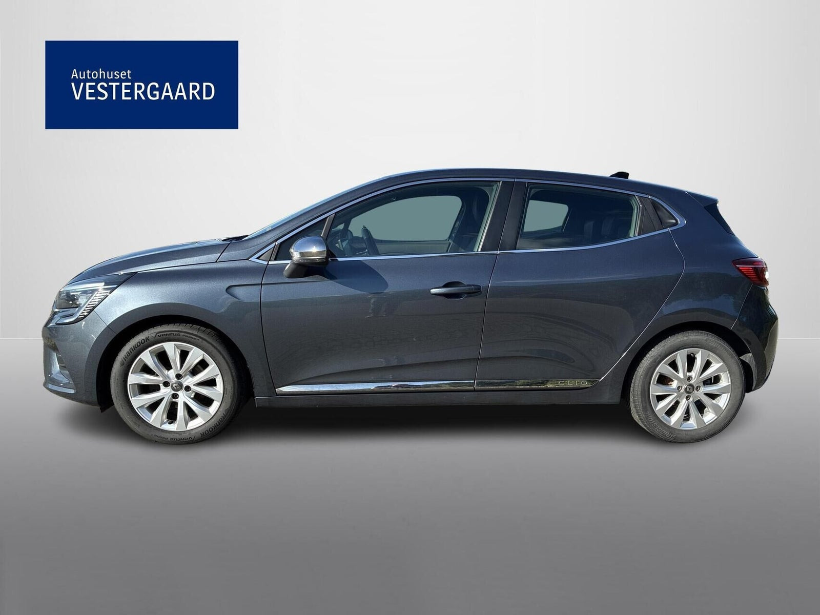 Grå Renault Clio V fra 2021