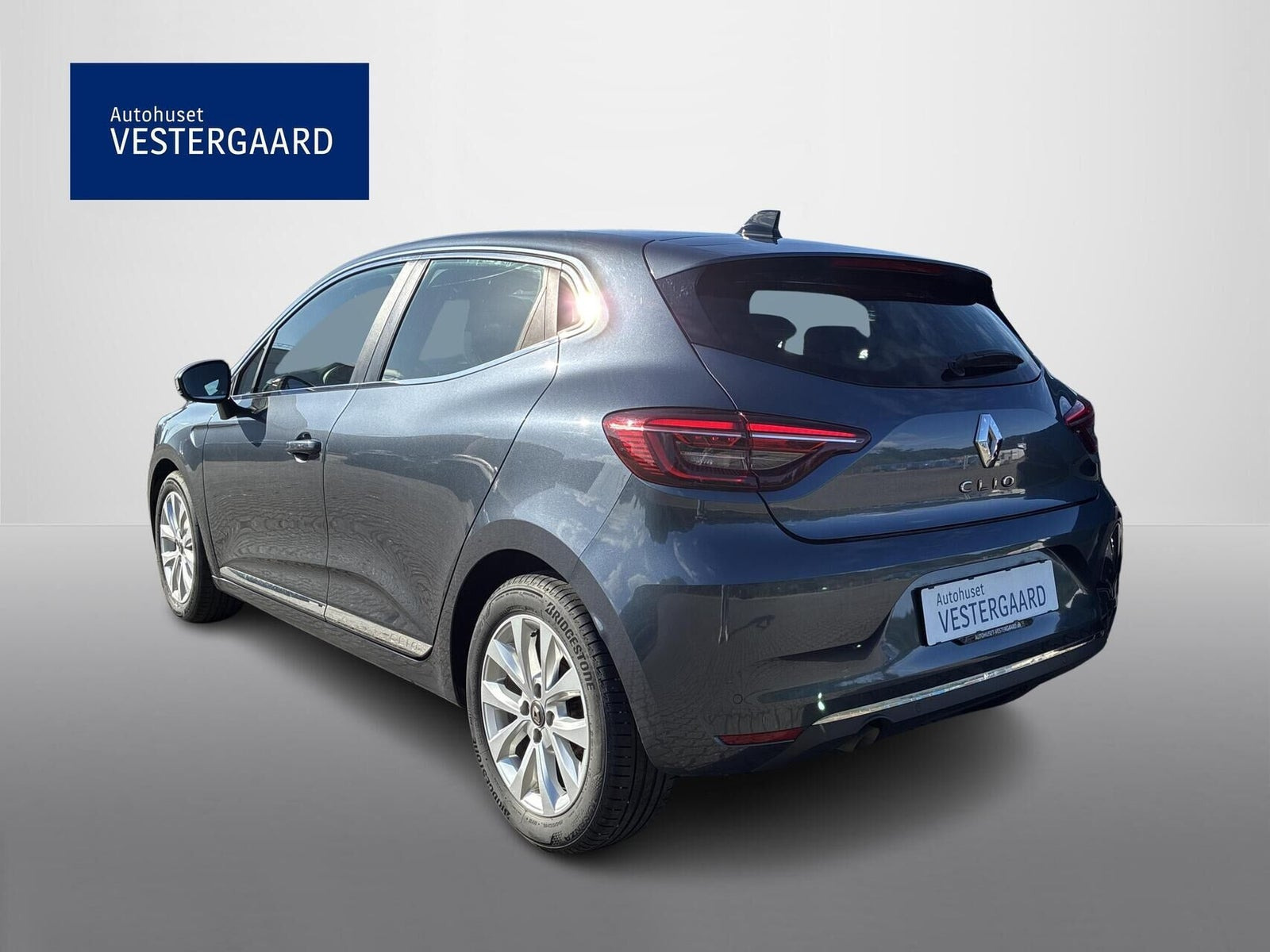 Grå Renault Clio V fra 2021