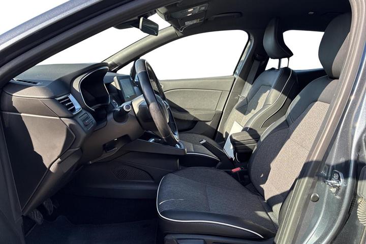 Grå Renault Clio V fra 2021