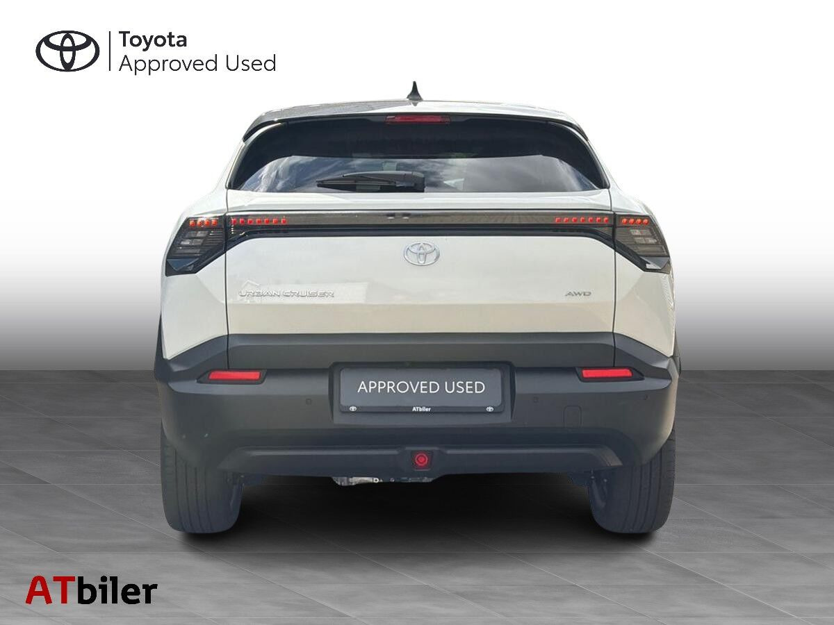 Hvid Toyota Urban Cruiser fra 2025