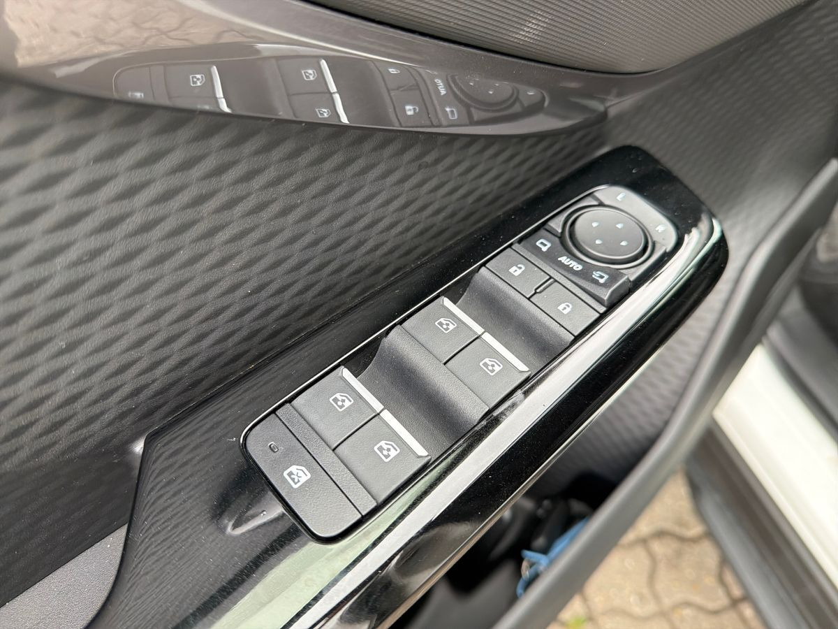 Hvid Toyota Urban Cruiser fra 2025