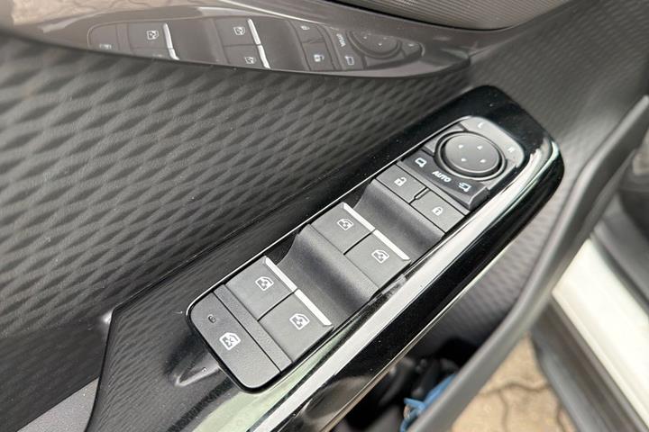 Hvid Toyota Urban Cruiser fra 2025