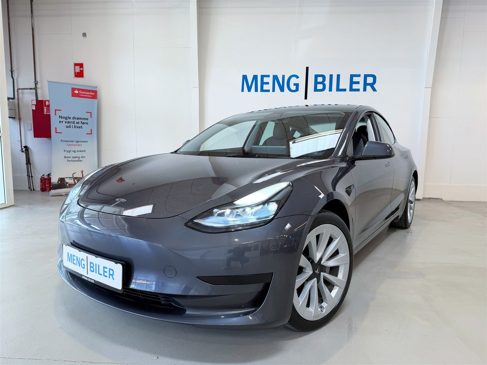Grå Tesla Model 3 fra 2023