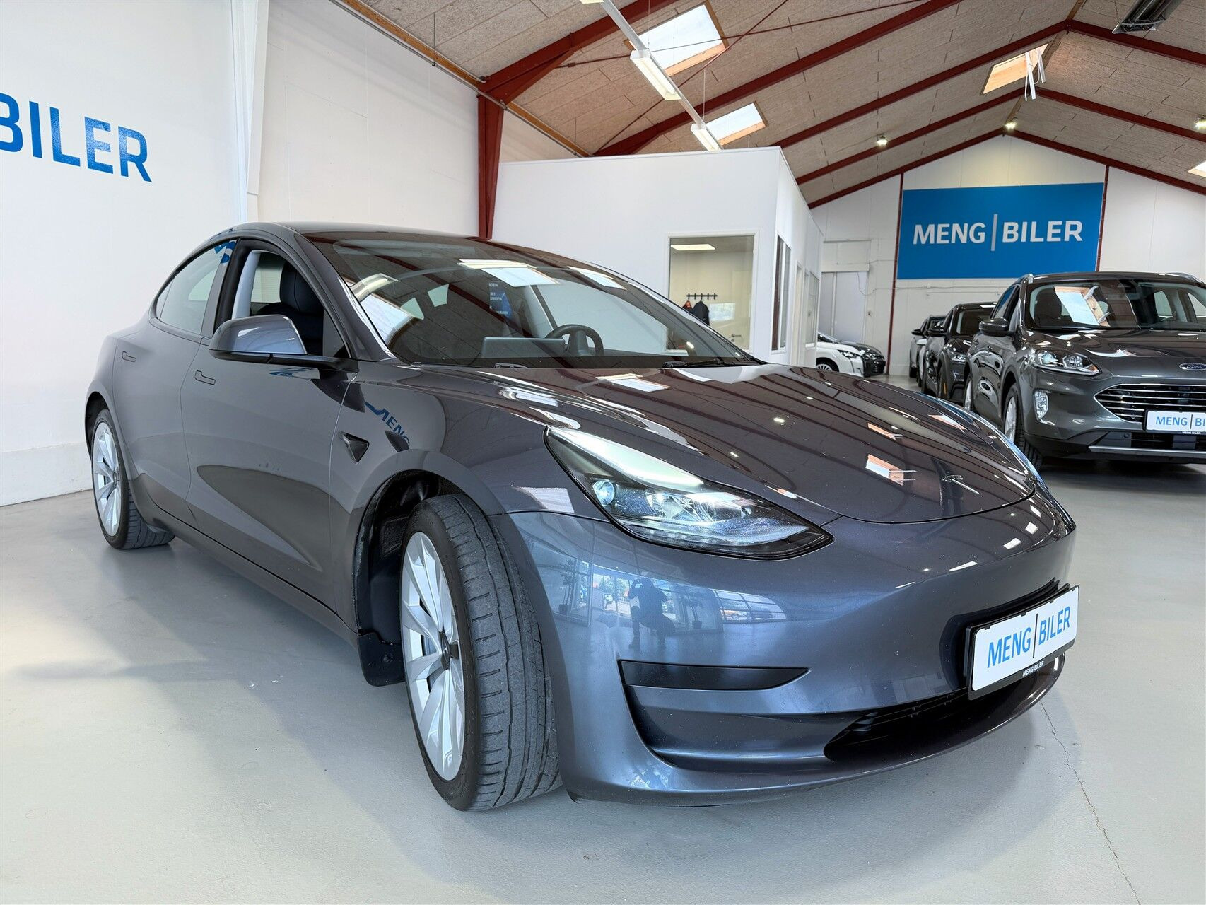 Grå Tesla Model 3 fra 2023