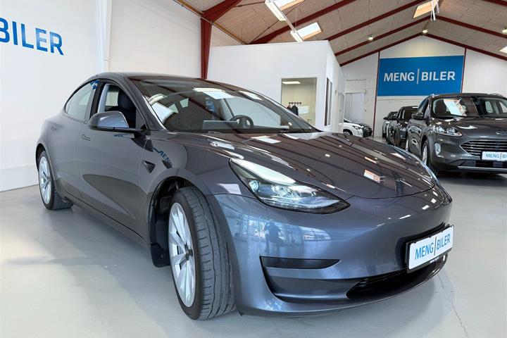 Grå Tesla Model 3 fra 2023