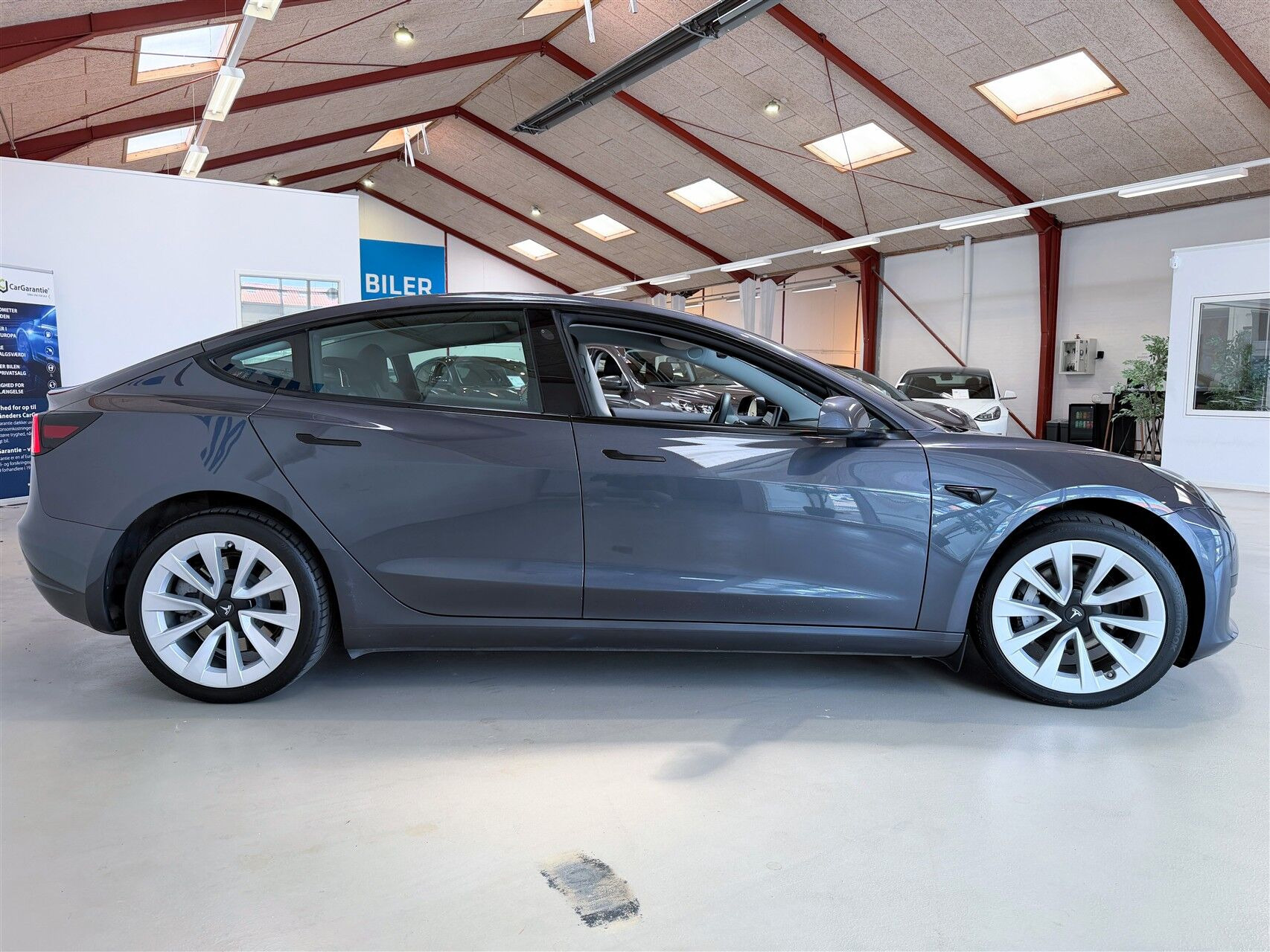 Grå Tesla Model 3 fra 2023