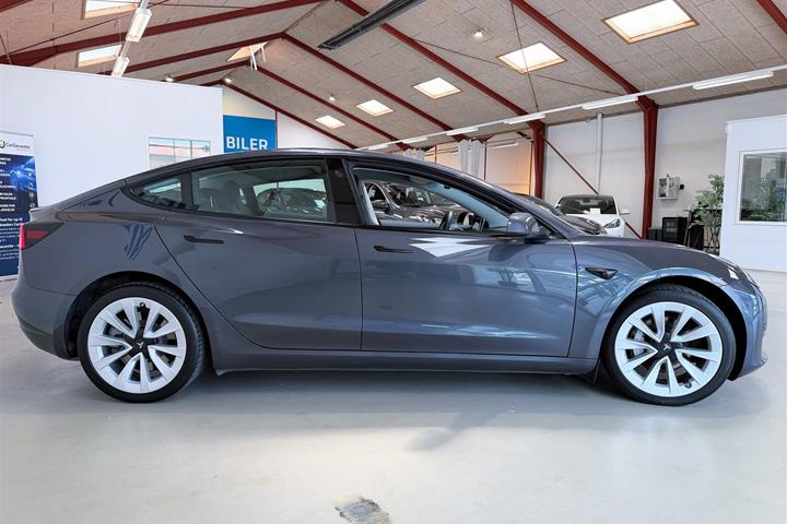 Grå Tesla Model 3 fra 2023