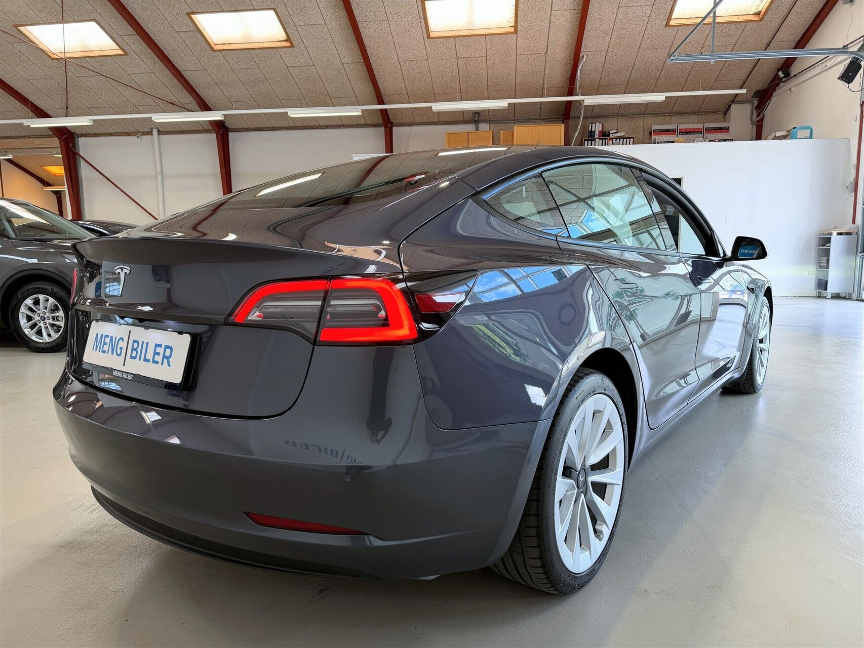 Grå Tesla Model 3 fra 2023