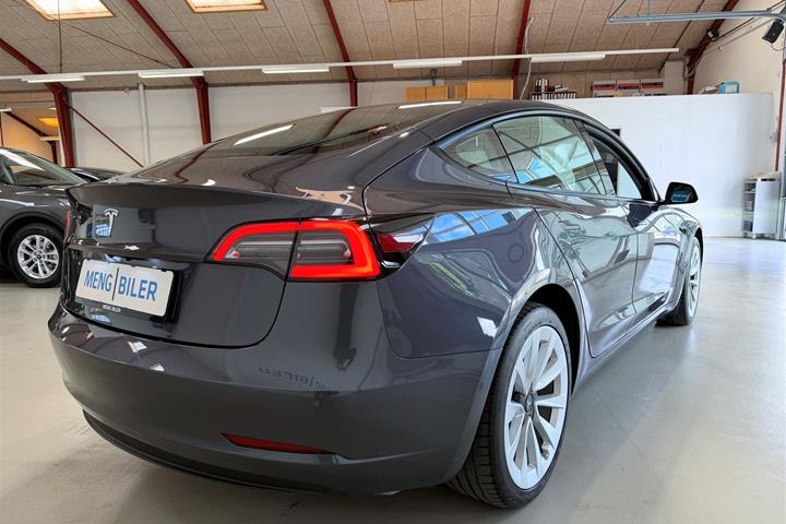 Grå Tesla Model 3 fra 2023