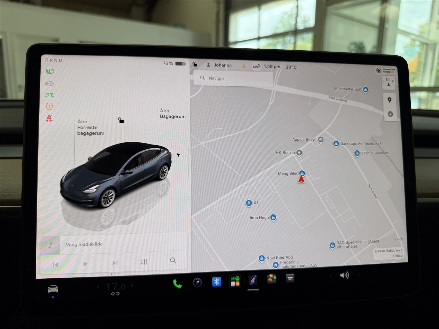 Grå Tesla Model 3 fra 2023