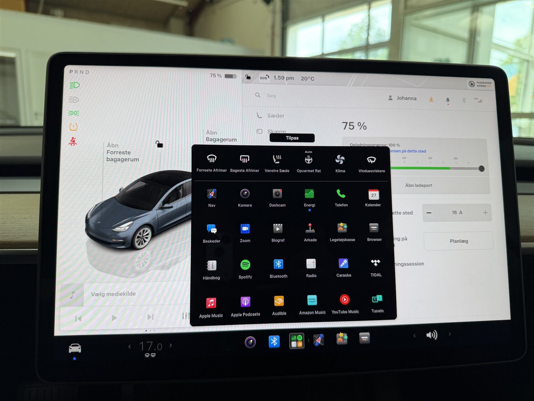 Grå Tesla Model 3 fra 2023