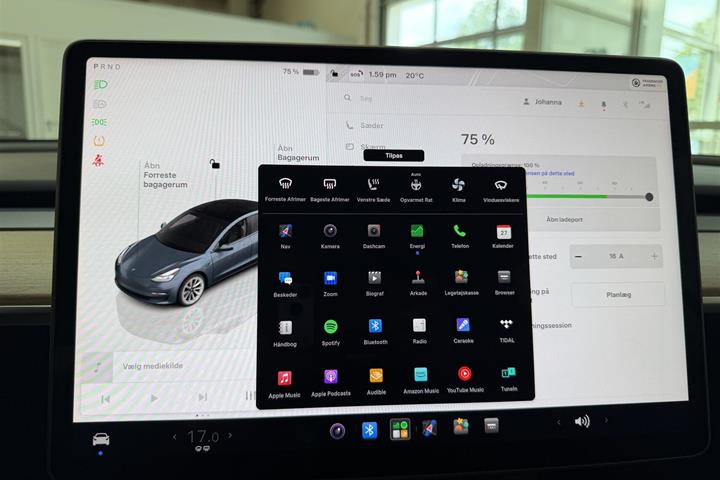 Grå Tesla Model 3 fra 2023