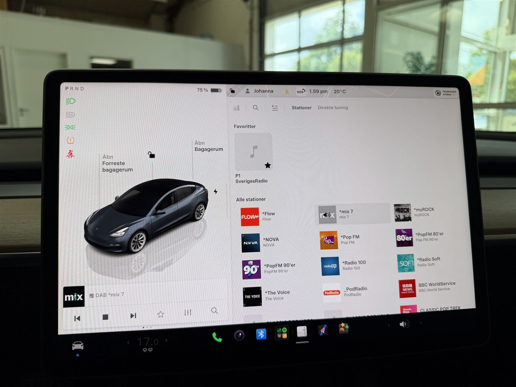 Grå Tesla Model 3 fra 2023