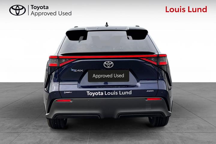 Blå Toyota BZ4X fra 2026