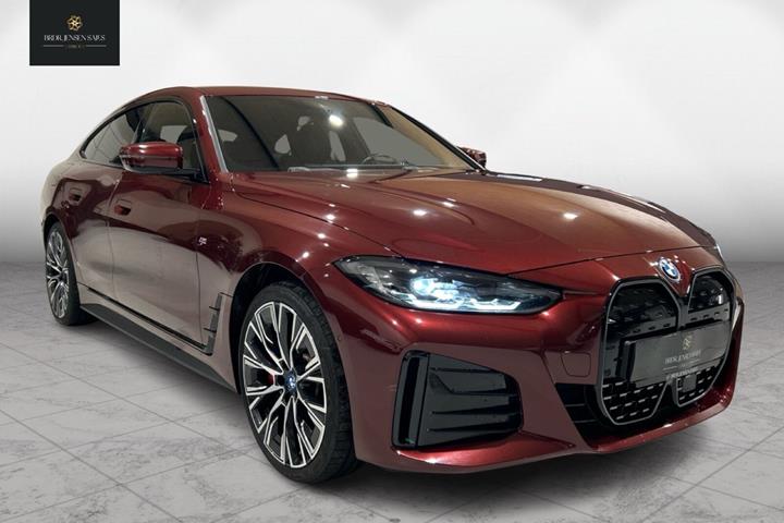 Rød BMW i4 fra 2023 set udefra