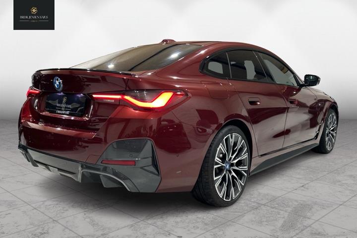 Rød BMW i4 fra 2023