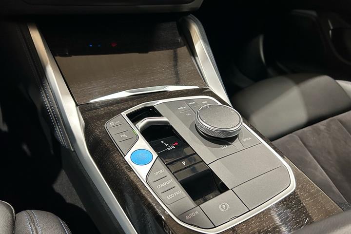 Rød BMW i4 fra 2023