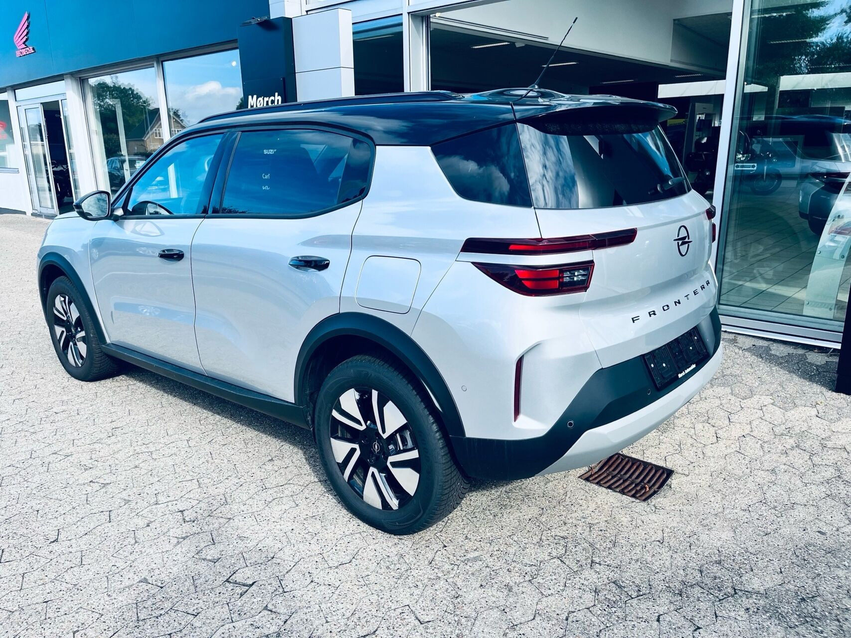 Sølv Opel Frontera fra 2025