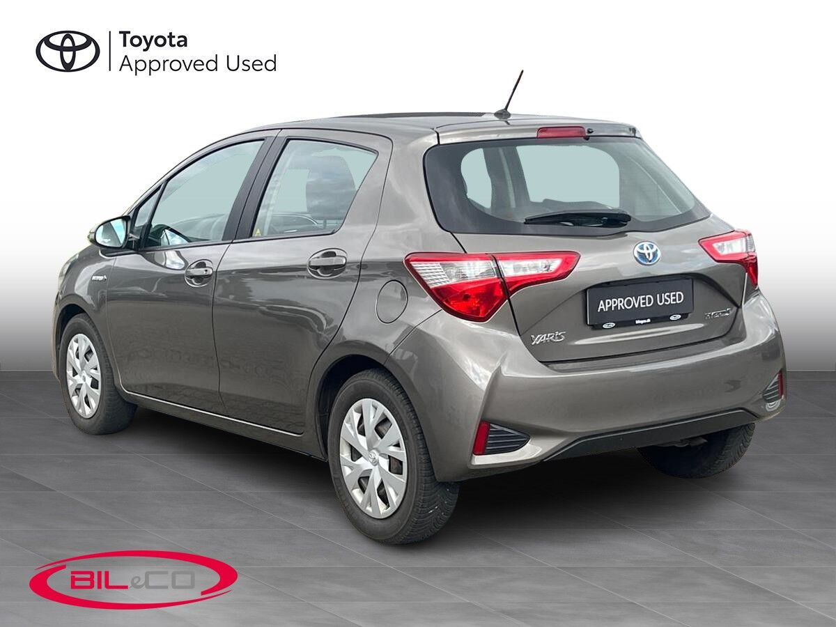 Bronze Toyota Yaris fra 2017