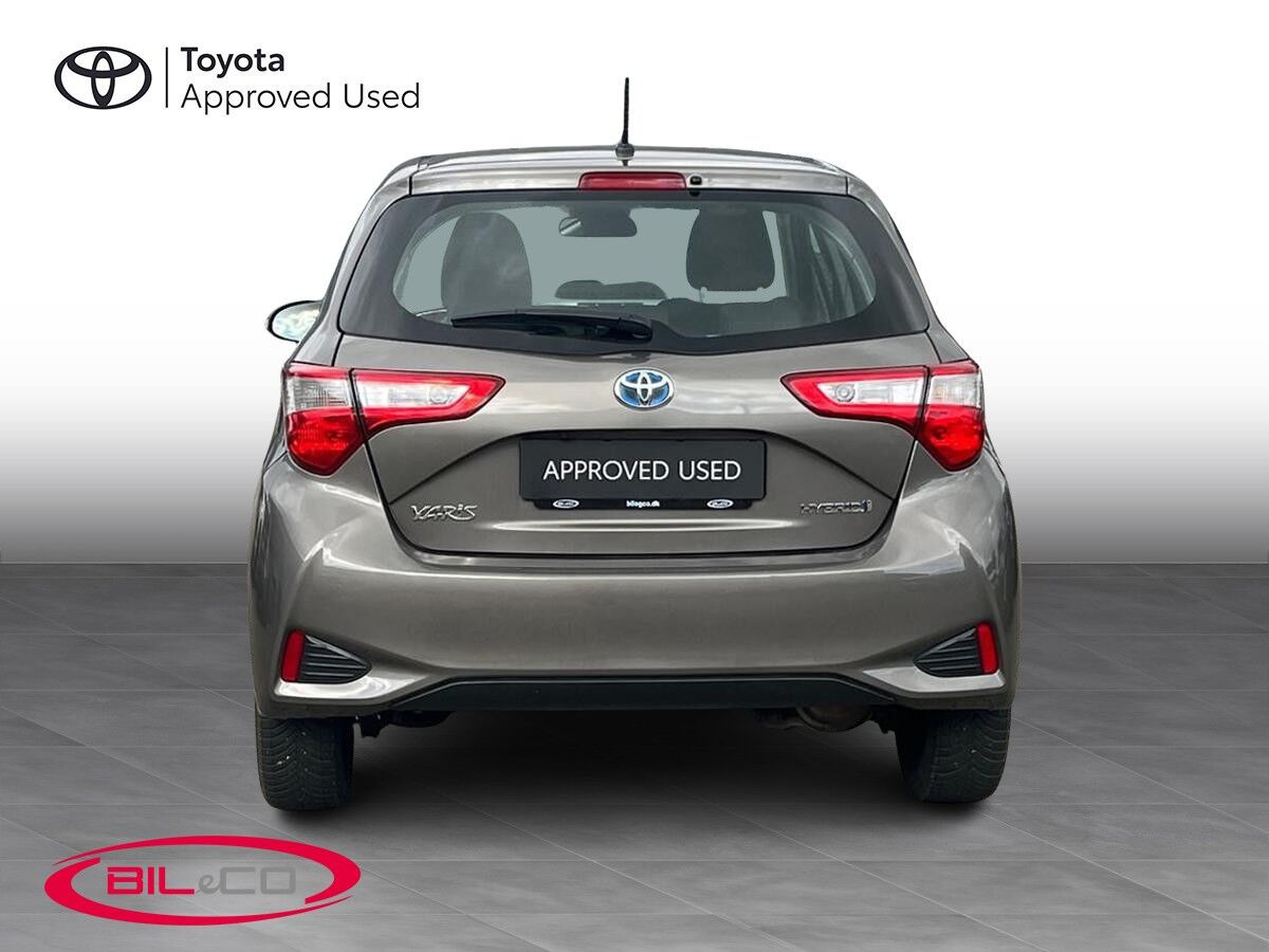 Bronze Toyota Yaris fra 2017